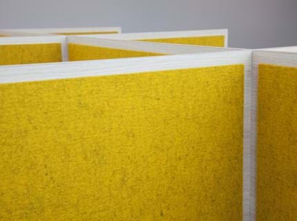 bord afskærmning med gul filt